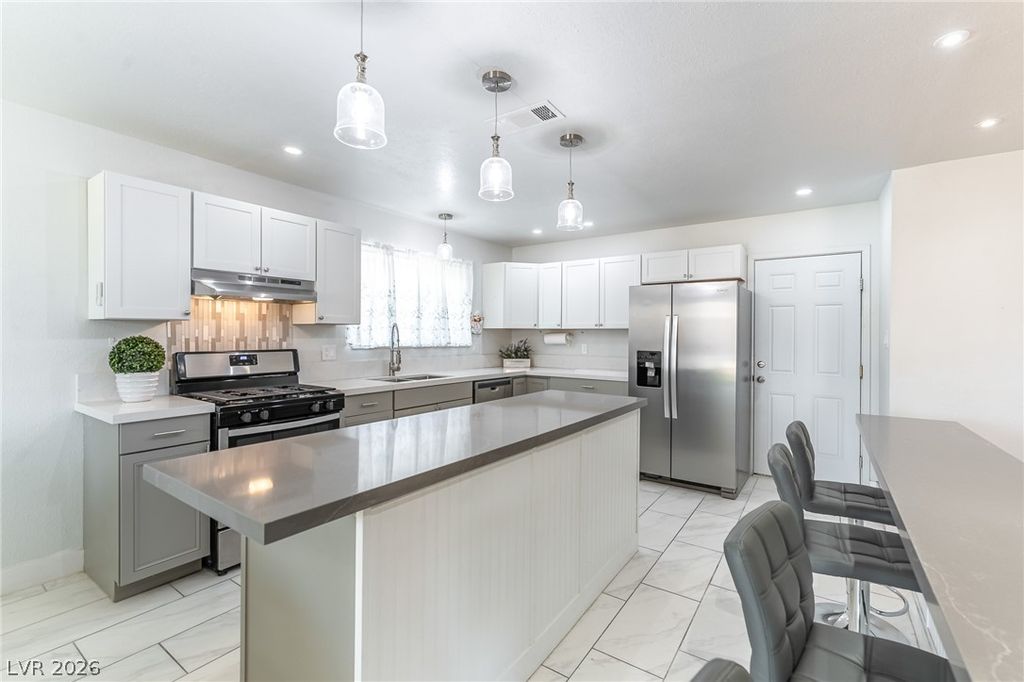 105 South Cimarron Road, Las Vegas, NV 89145 — photo 2