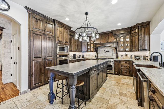 221 N Lucas Drive, Grapevine, TX 76051