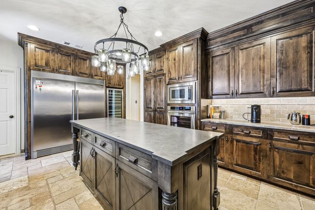 221 N Lucas Drive, Grapevine, TX 76051