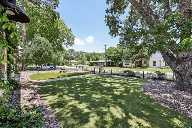221 N Lucas Drive, Grapevine, TX 76051