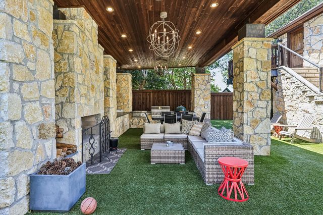 221 N Lucas Drive, Grapevine, TX 76051