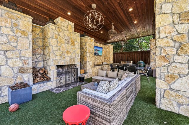 221 N Lucas Drive, Grapevine, TX 76051