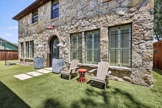 221 N Lucas Drive, Grapevine, TX 76051