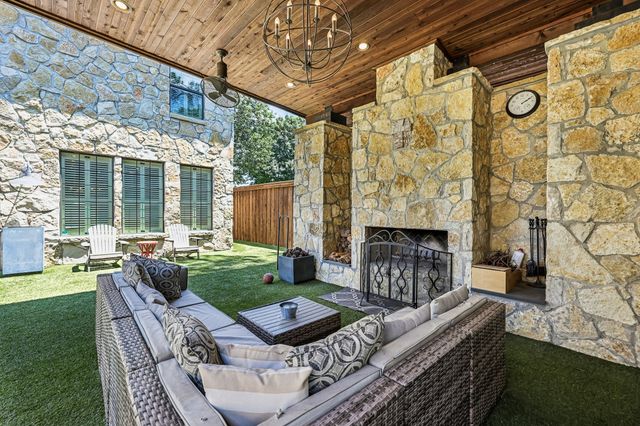 221 N Lucas Drive, Grapevine, TX 76051