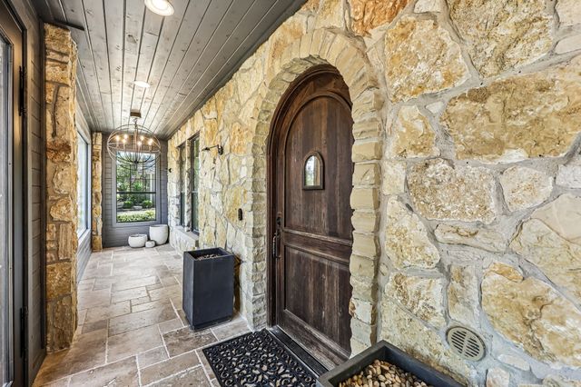 221 N Lucas Drive, Grapevine, TX 76051