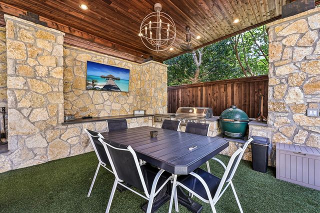 221 N Lucas Drive, Grapevine, TX 76051