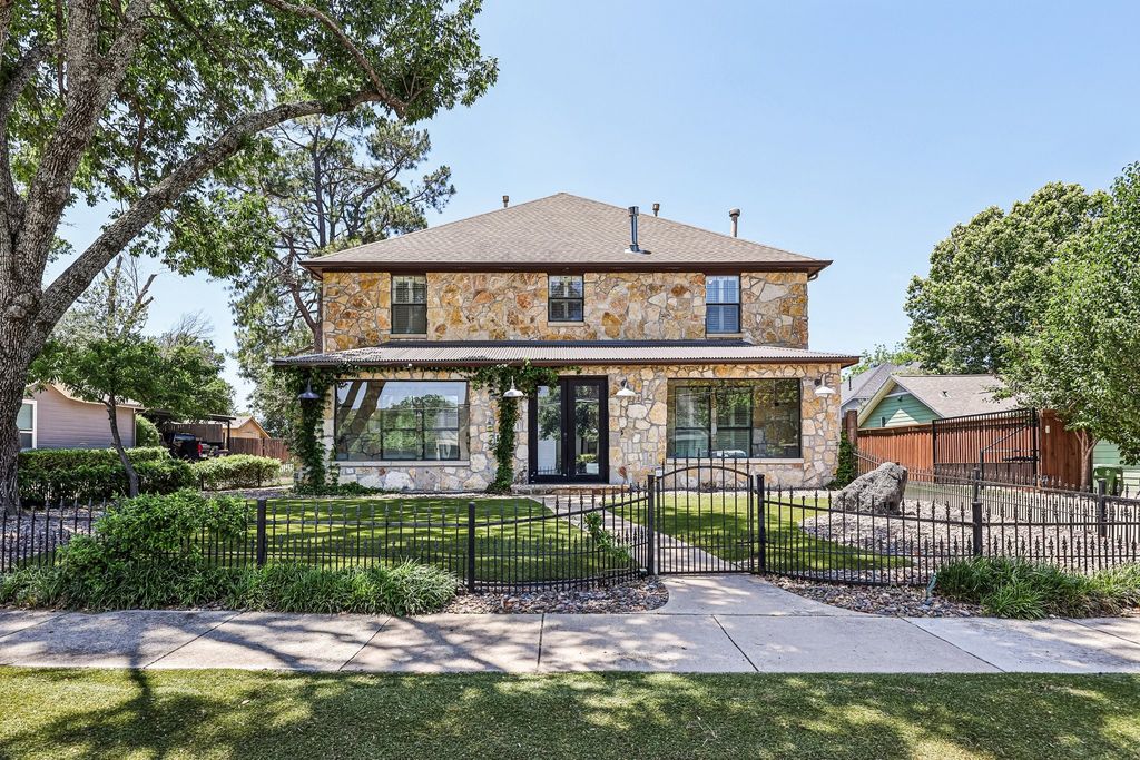 221 N Lucas Drive, Grapevine, TX 76051