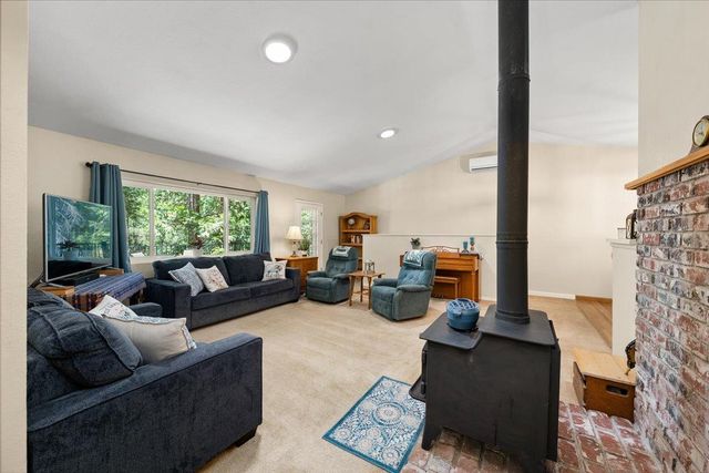 5582 Sierra Springs Dr, Pollock Pines, CA 95726