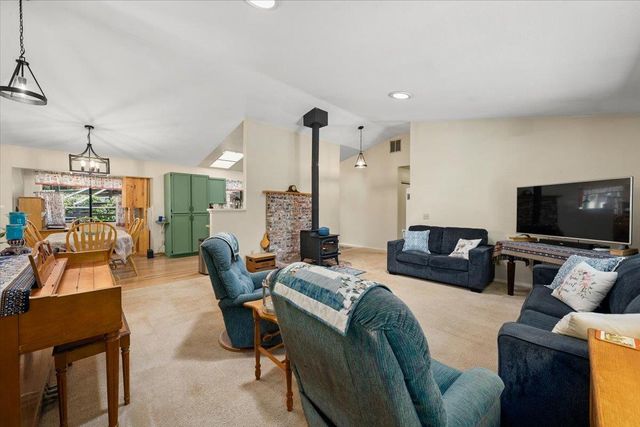5582 Sierra Springs Dr, Pollock Pines, CA 95726
