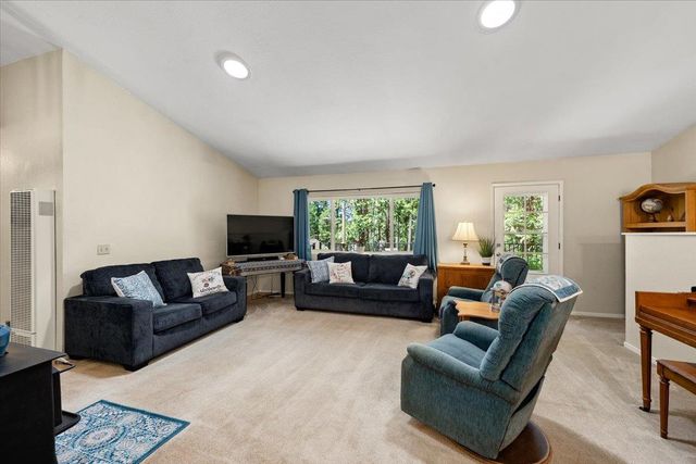 5582 Sierra Springs Dr, Pollock Pines, CA 95726