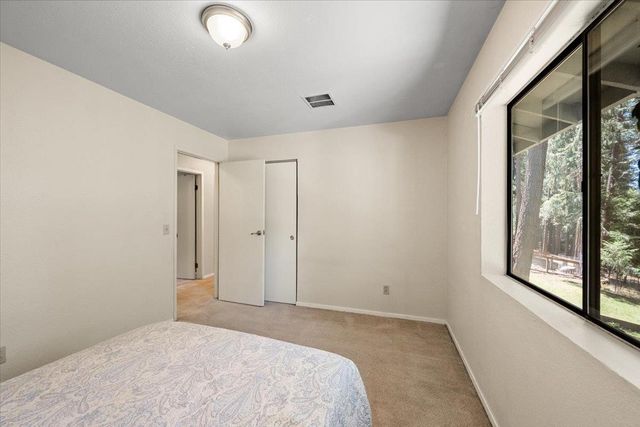 5582 Sierra Springs Dr, Pollock Pines, CA 95726