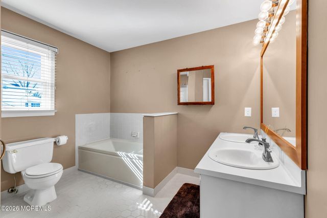 15 Walnut Court, Matawan, NJ 07747