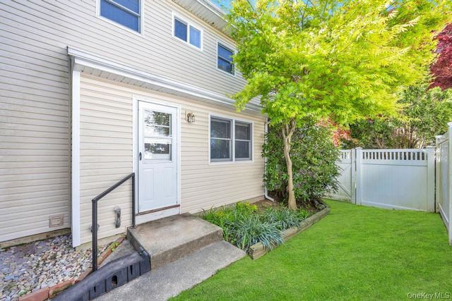 18 Columbine Lane, Kings Park, NY 11754