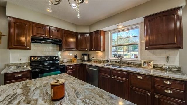 138 Valley View Dr, Rostraver, PA 15012
