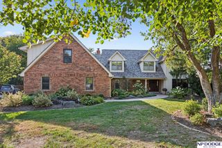 9826 Harney Parkway N, Omaha, NE 68114