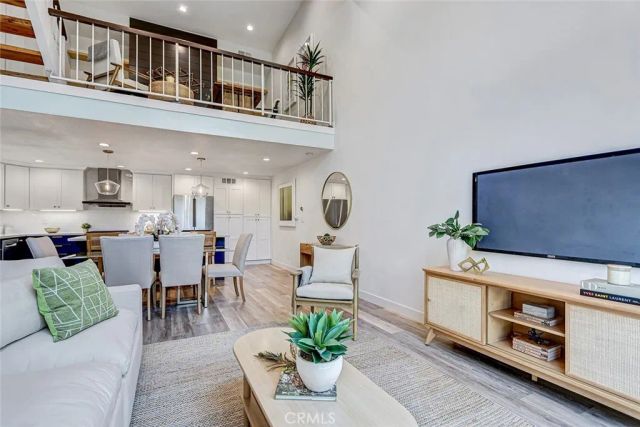 984 Granville, Los Angeles, CA 90049