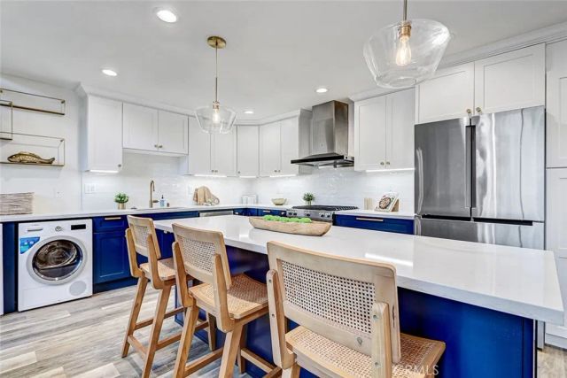 984 Granville, Los Angeles, CA 90049