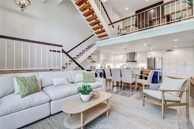 984 Granville, Los Angeles, CA 90049