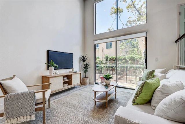 984 Granville, Los Angeles, CA 90049