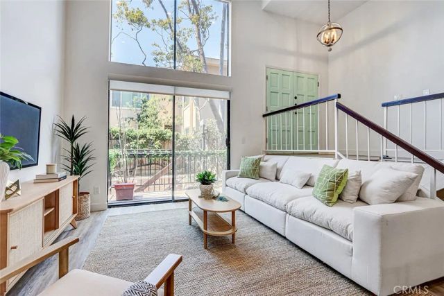 984 Granville, Los Angeles, CA 90049