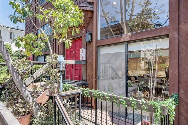 984 Granville, Los Angeles, CA 90049
