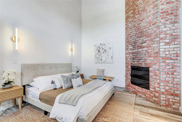 984 Granville, Los Angeles, CA 90049
