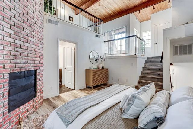 984 Granville, Los Angeles, CA 90049