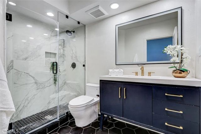 984 Granville, Los Angeles, CA 90049