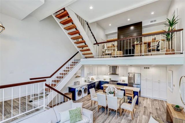 984 Granville, Los Angeles, CA 90049