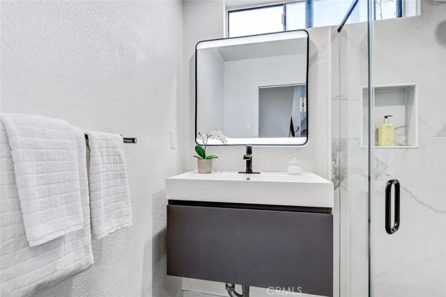 984 Granville, Los Angeles, CA 90049