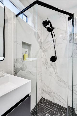 984 Granville, Los Angeles, CA 90049