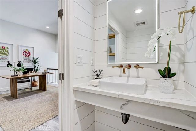 984 Granville, Los Angeles, CA 90049
