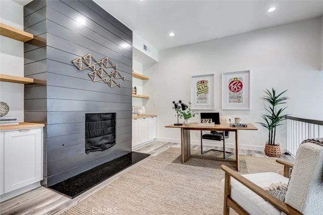 984 Granville, Los Angeles, CA 90049