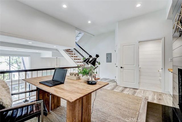 984 Granville, Los Angeles, CA 90049