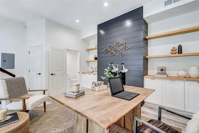 984 Granville, Los Angeles, CA 90049