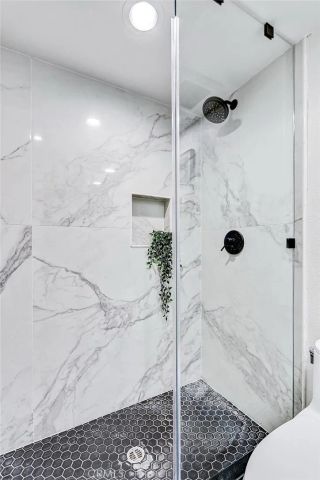 984 Granville, Los Angeles, CA 90049