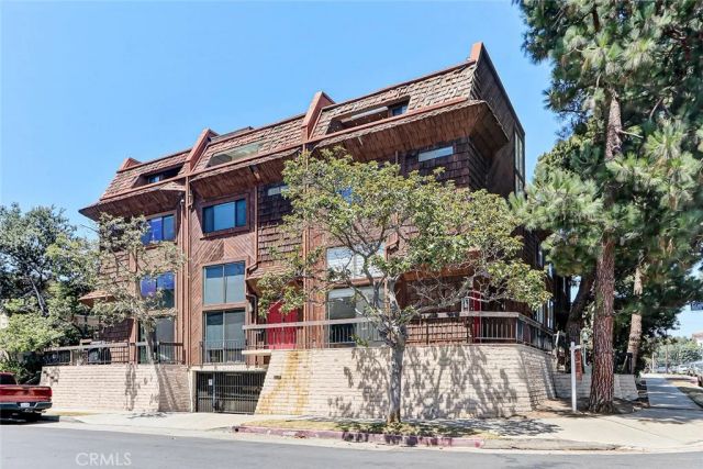 984 Granville, Los Angeles, CA 90049