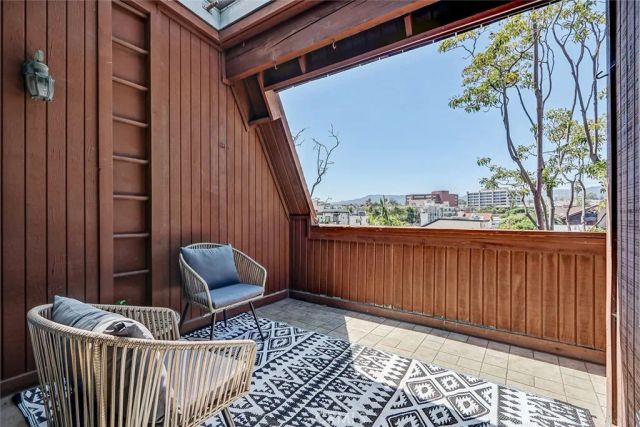 984 Granville, Los Angeles, CA 90049