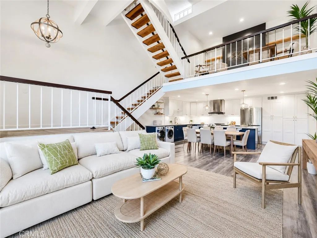 984 Granville, Los Angeles, CA 90049