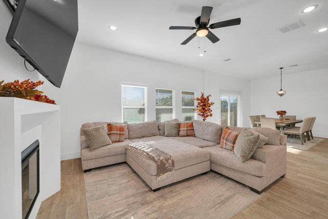 212 S Lobit Street, La Porte, TX 77571