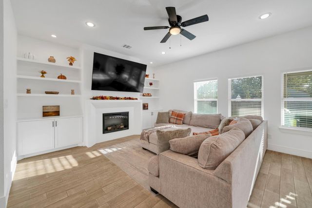 212 S Lobit Street, La Porte, TX 77571