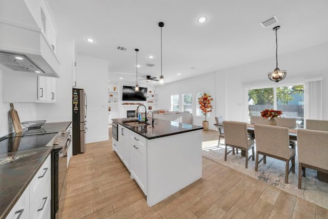 212 S Lobit Street, La Porte, TX 77571