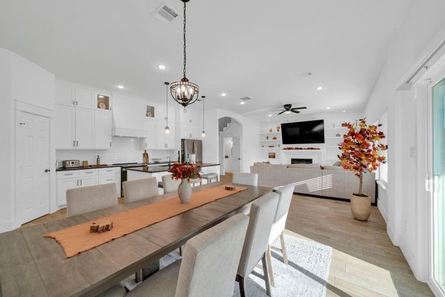 212 S Lobit Street, La Porte, TX 77571