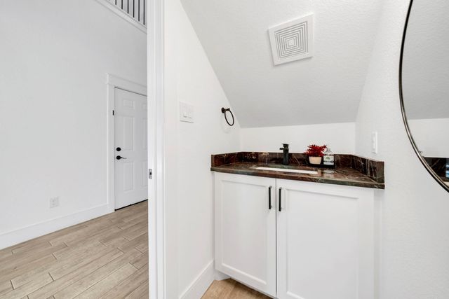 212 S Lobit Street, La Porte, TX 77571