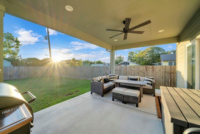 212 S Lobit Street, La Porte, TX 77571