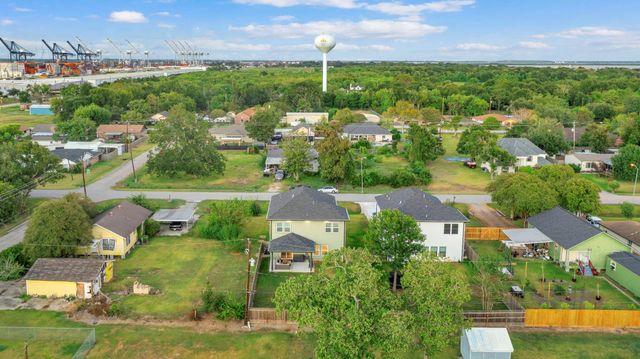 212 S Lobit Street, La Porte, TX 77571