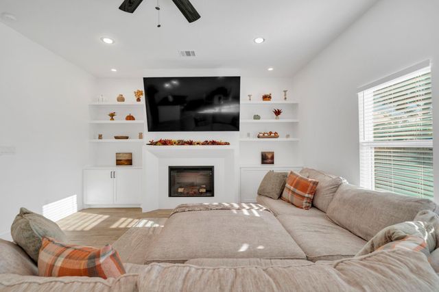 212 S Lobit Street, La Porte, TX 77571