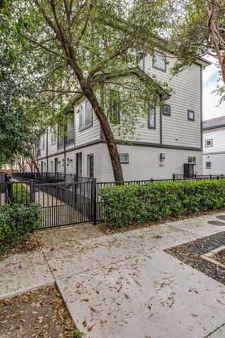 5924 Hudson Street E, Dallas, TX 75206