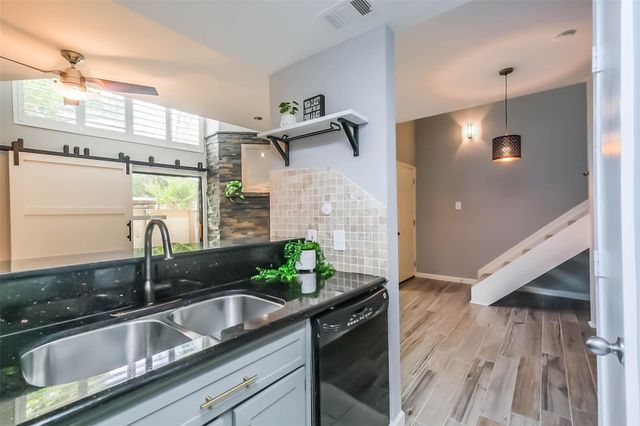 2125 Augusta Drive 9, Houston, TX 77057