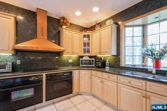 15 Old Oak Drive, Mahwah, NJ 07430